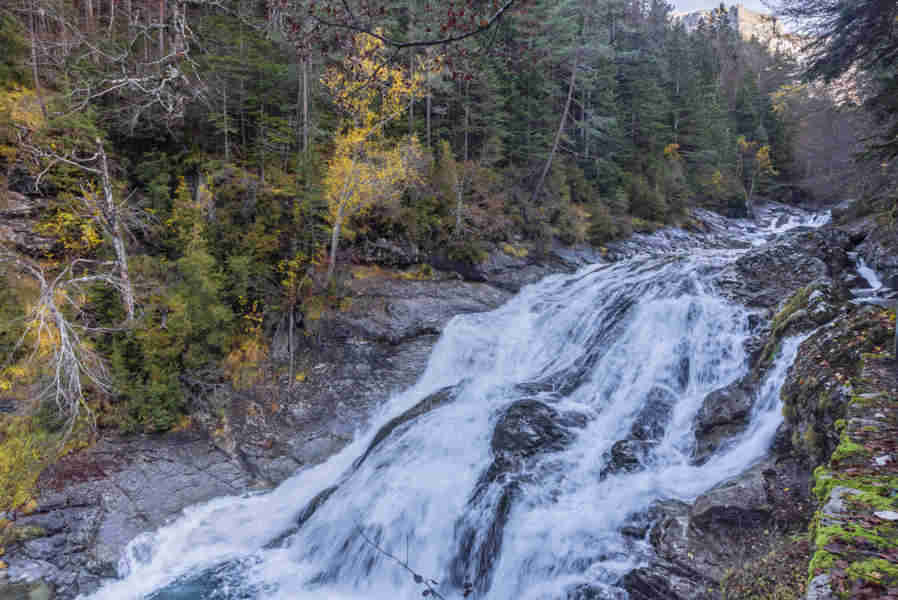 Huesca - parque nacional de Ordesa y Monte Perdido - valle de Ordesa 65 - cascada de Abetos.jpg